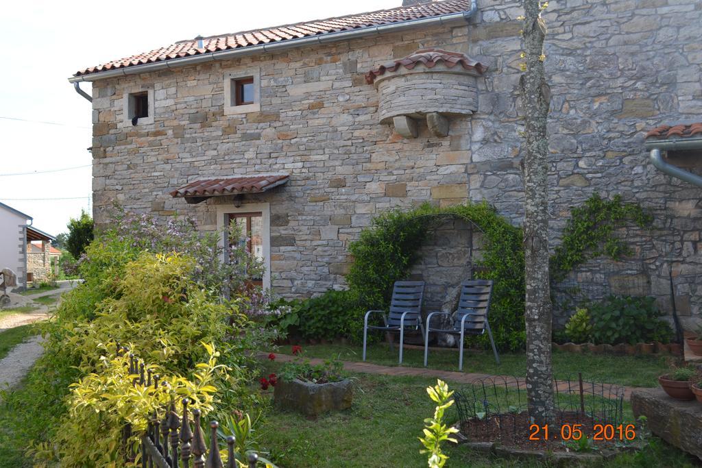 Agroturizam Nezic Villa Oprtalj Buitenkant foto